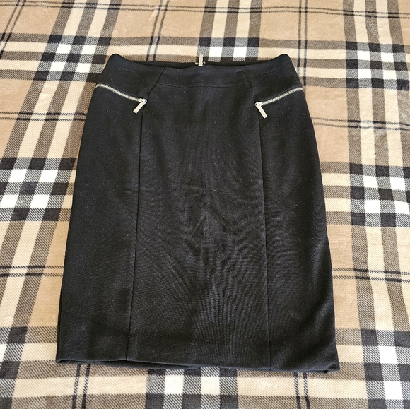 Chic Black Pencil Skirt with Zipper Accents - Picture 1 of 6